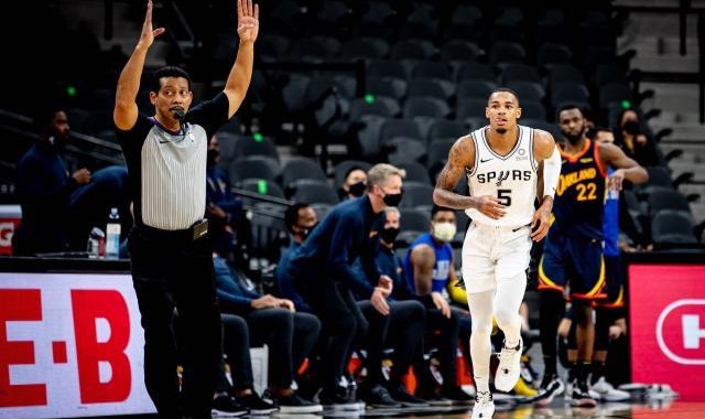 开云体育app下载-8次抢断生涯新高 波波直言这一项穆雷已比肩帕克